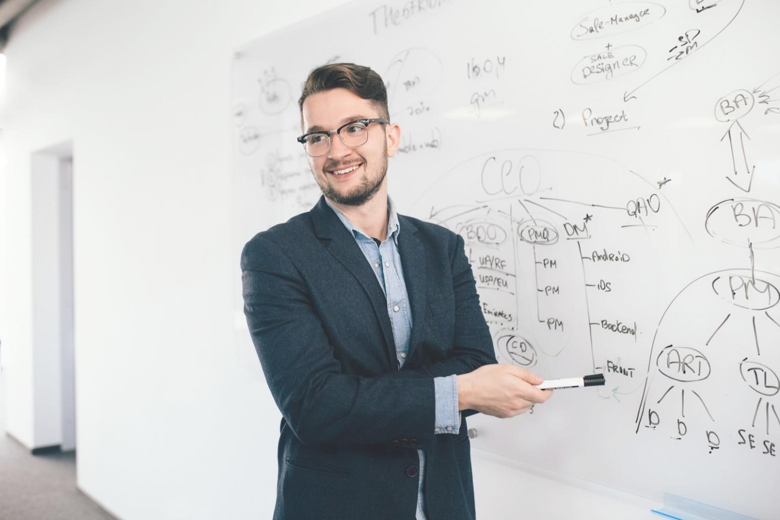 Centro de formación mynexaraeo en Valladolid con salas modernas equipadas para análisis financiero