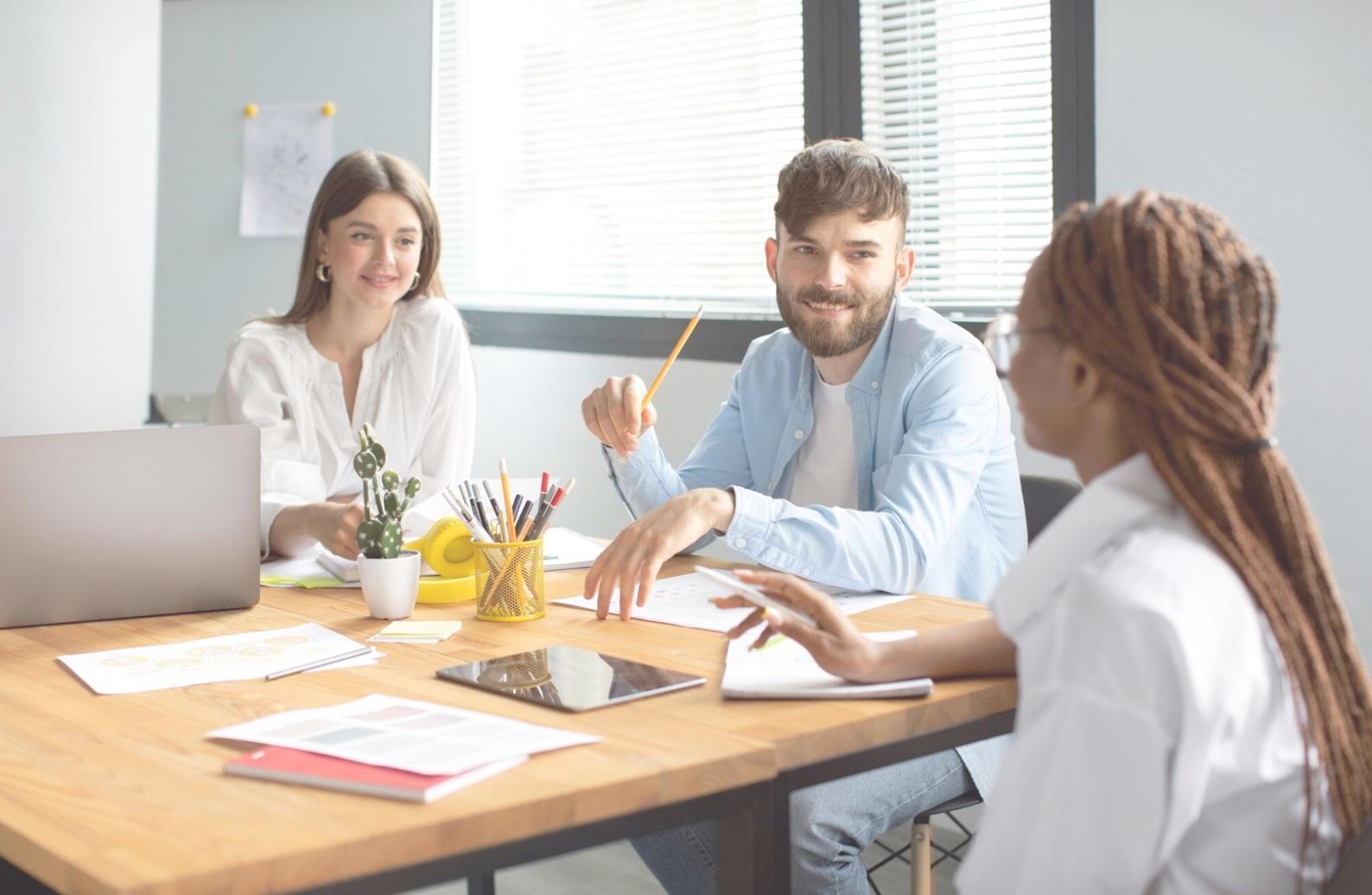 Análisis financiero profesional en entorno corporativo