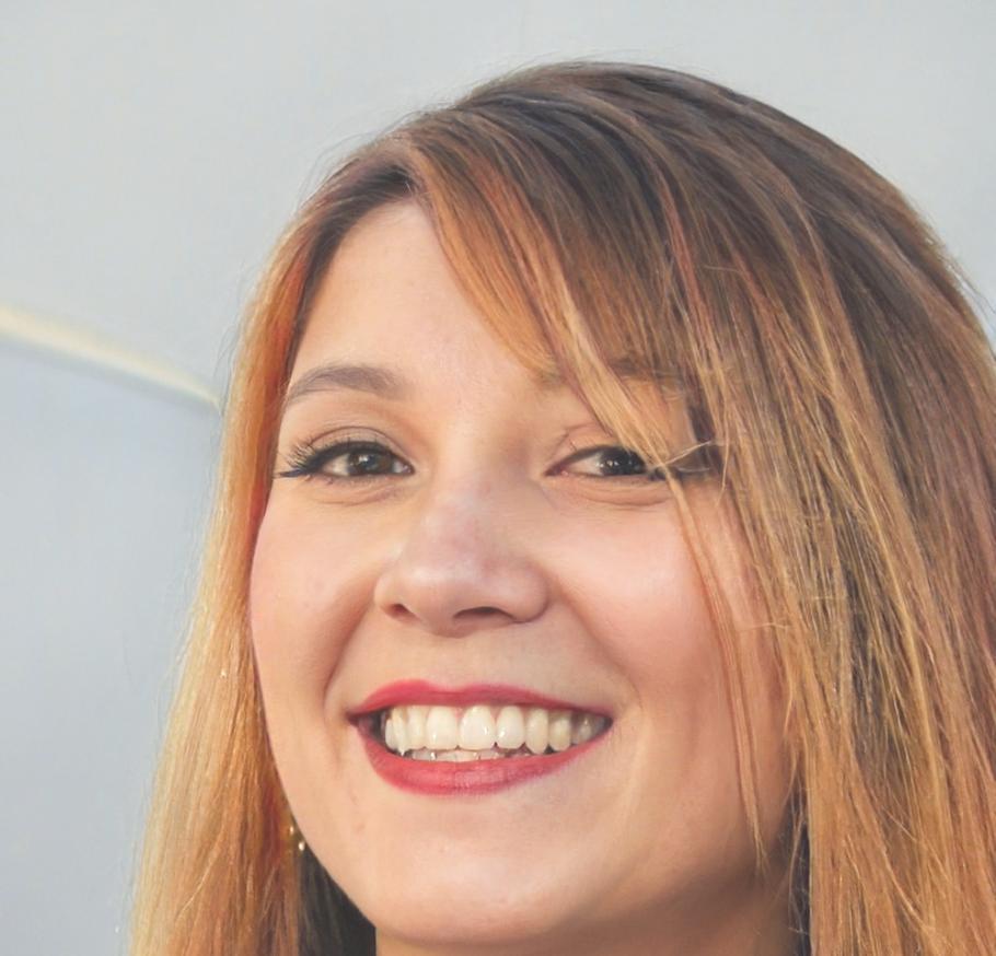 Elena Martínez, Consultora Financiera
